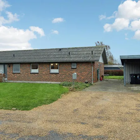 Dom wakacyjny 3 Bedroom Beautiful In